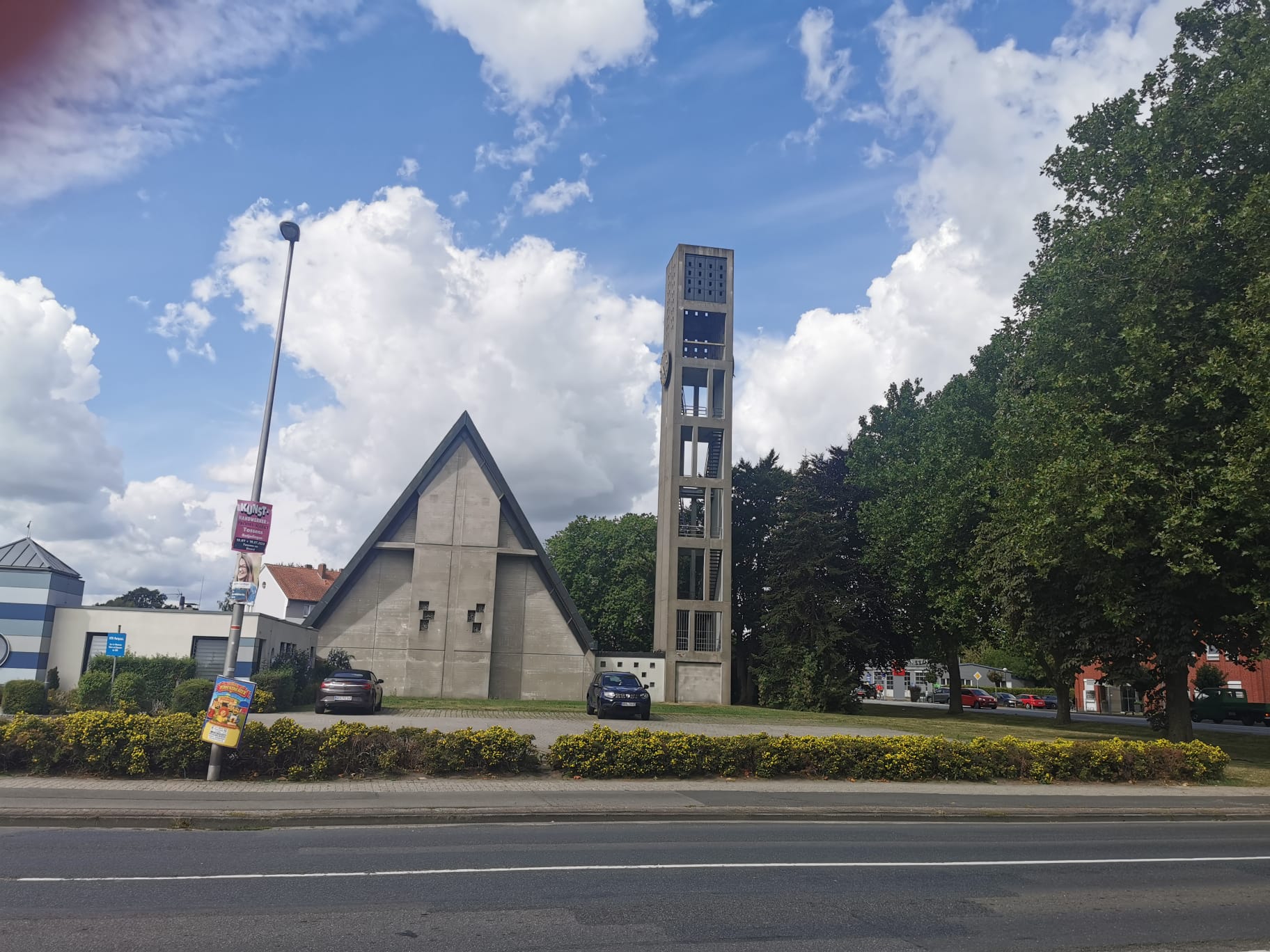 Christuskirche in Brake nach der Entfernung von Glocken und Kreuz